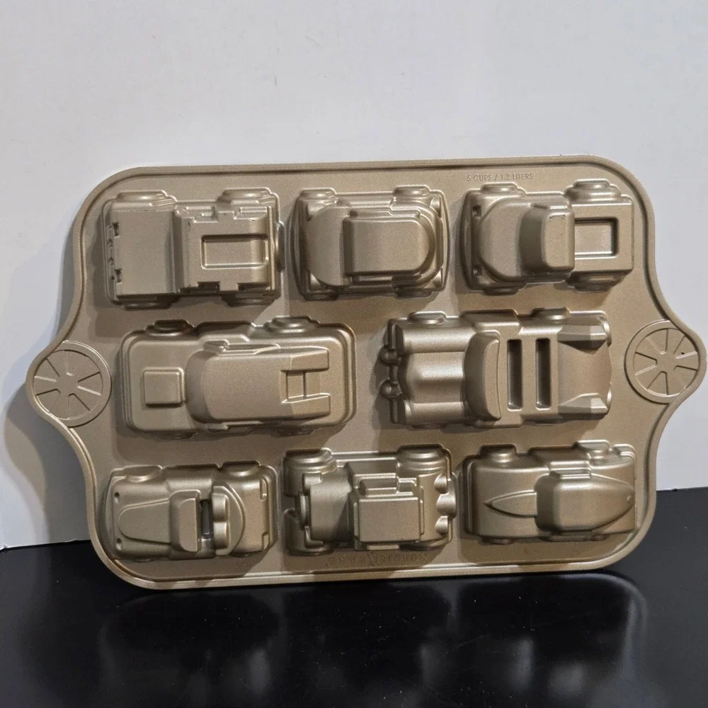 Nordic Ware Car Pan Gold Cast Aluminum sweet ride 8 Cavity Cake Mold 5 Cup USA